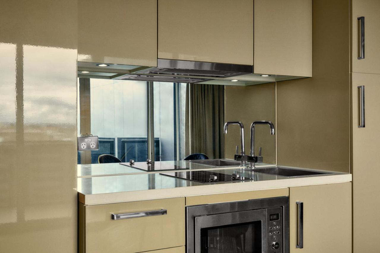The Kinson Hotel Мелбърн Екстериор снимка A kitchen with a built-in microwave oven