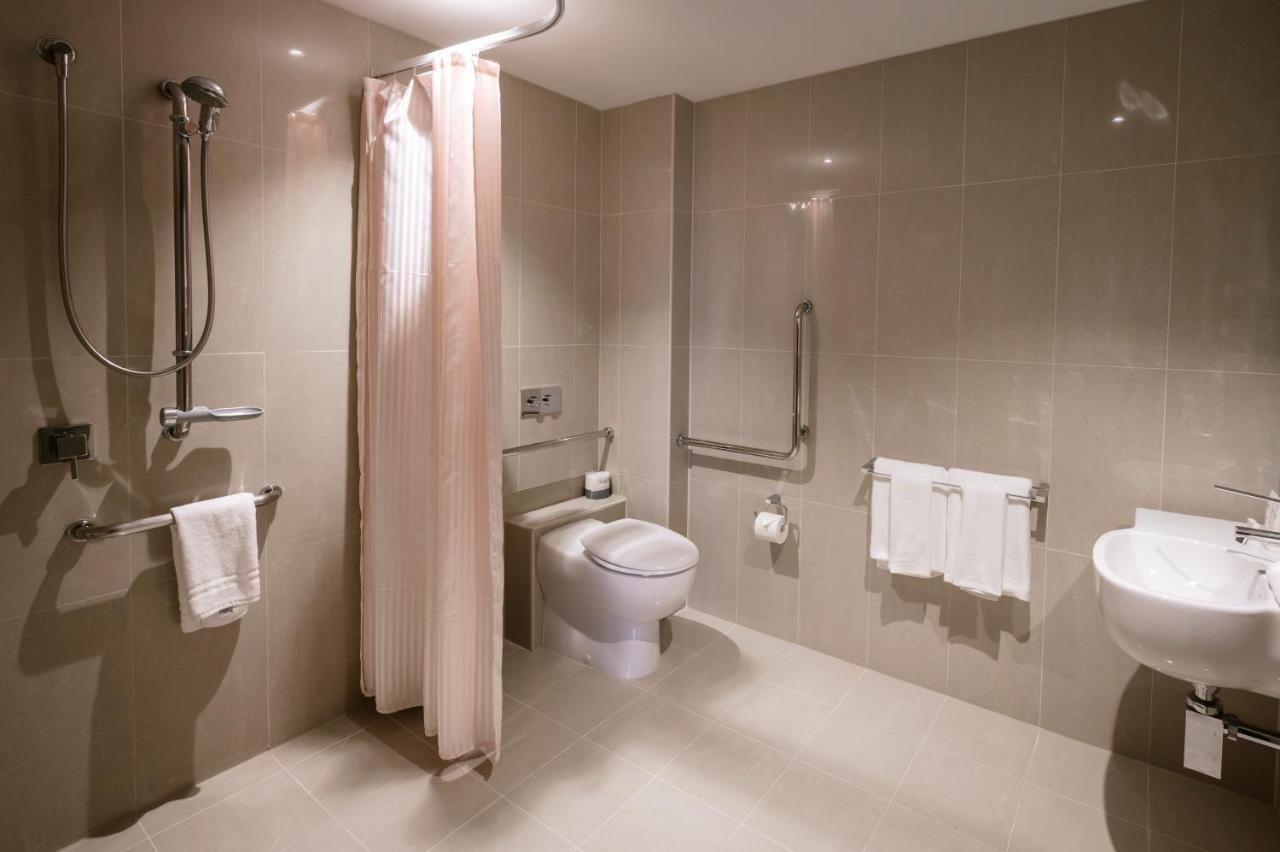 The Kinson Hotel Мелбърн Екстериор снимка A wet room in a hotel