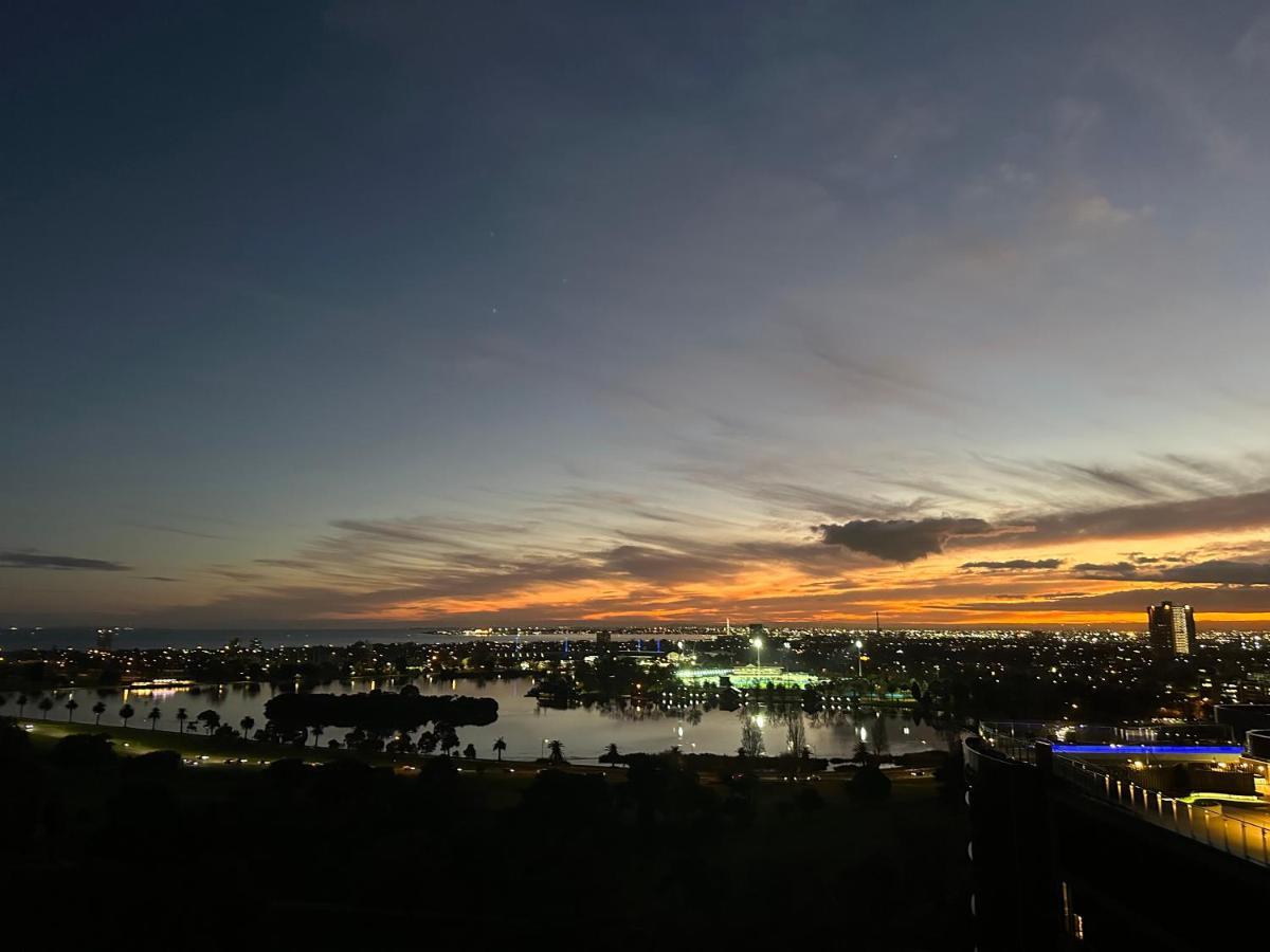 The Kinson Hotel Мелбърн Екстериор снимка Sunset over the city